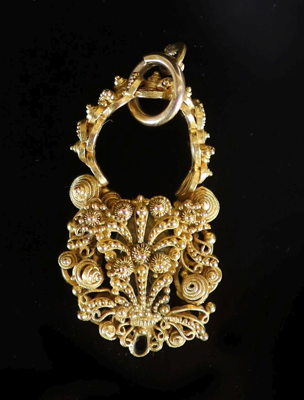 A Georgian cannetille work gold memorial pendant